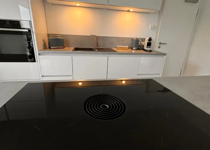 Traumhafter Ausblick, Modern Mit Komfort Und Stil דירה