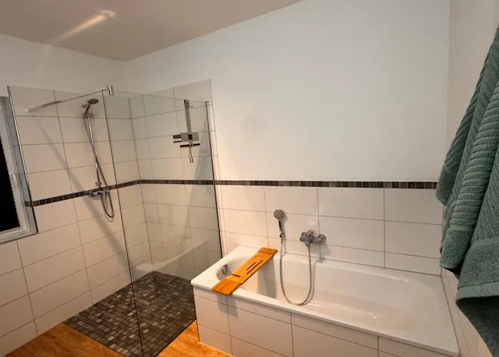 Traumhafter Ausblick, Modern Mit Komfort Und Stil דירה *